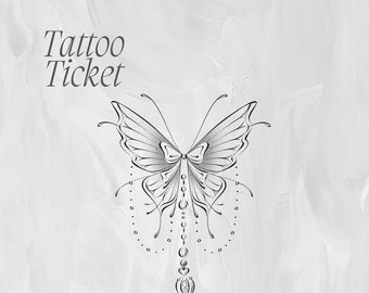 Puede incluir: Un dibujo en blanco y negro de una mariposa con una cadena de círculos y un colgante de corazón que cuelga de ella. El texto "Tattoo Ticket" está en la parte superior de la imagen y "Butterfly Charm" en la parte inferior izquierda. El texto "Tattooist Kelly" está en la parte inferior derecha.