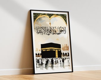 Op de afbeelding: Aquarel kunstdruk van de Kaäba in Mekka, met Arabische kalligrafie. Het kunstwerk toont de zwarte kubusvormige structuur met gouden accenten, omringd door figuren in het wit. De print is ingelijst in een zwarte rand.