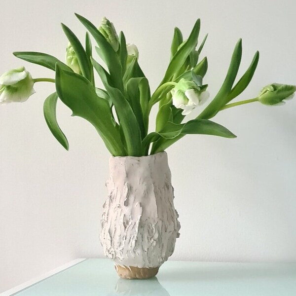 Wunderschöne von Hand geformte strukturierte Vase, Aufbaukeramik
