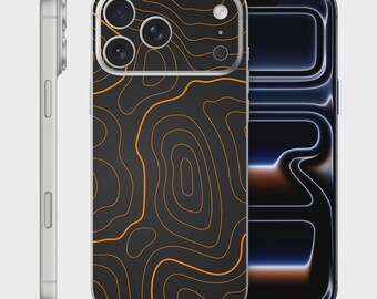 Könnte beinhalten: Eine Smartphone-Hülle mit dunkelgrauem Hintergrund und dünnen, orangefarbenen topografischen Höhenlinien. Die Hülle zeigt einen Ausschnitt für die Dreifachkamera und einen silberfarbenen Seitenrahmen, abgebildet von hinten und der Seite.