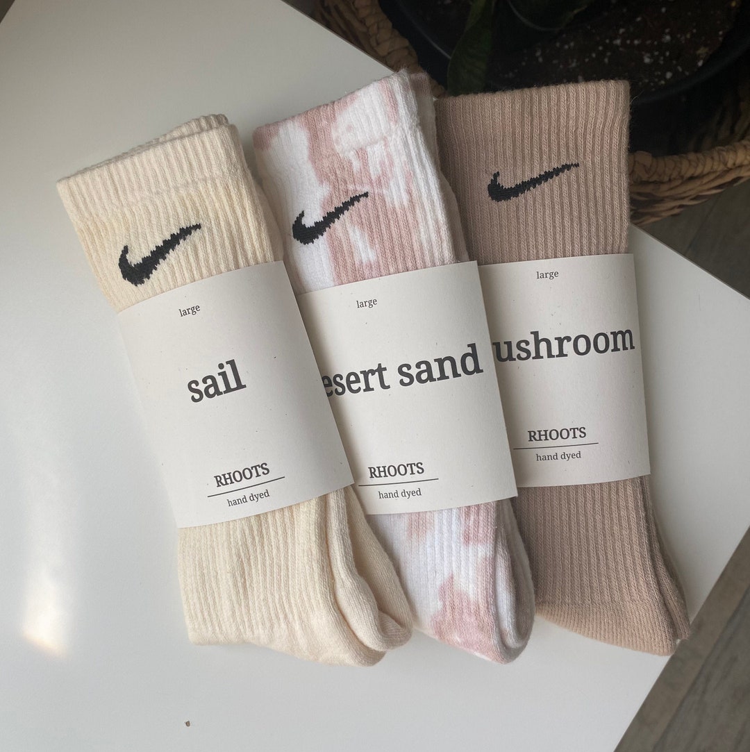 Vaccineren Plaats Lengtegraad Nike nude/neutrale handgeverfde Dri-Fit sokken van RHOOTS - Etsy België