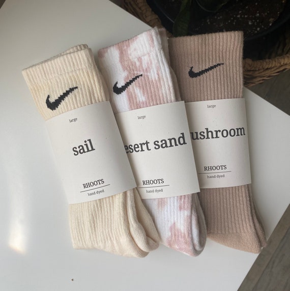 Chaussettes Nike Dri-Fit teintes à la main nude/neutre de RHOOTS