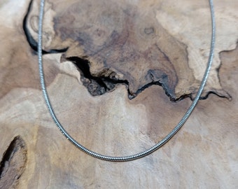 Snake necklace in stainless steel, 45 cm length, 1.2 mm thickness, with carabiner clasp in silver, elegant snake chain