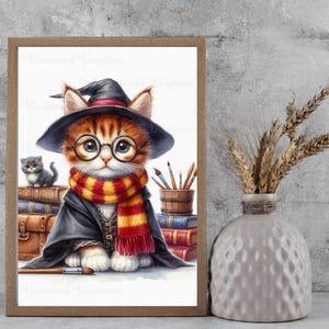 Peut inclure: Une impression encadrée à l'aquarelle d'un chat tabby roux portant un chapeau de sorcier, des lunettes et une écharpe. Le chat est entouré de livres, d'un petit chaton et de fournitures artistiques. Thème fantaisiste.
