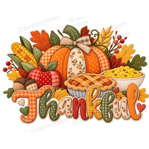 Op de afbeelding: Een decoratieve afbeelding met het woord Thankful in een veelzijdig lettertype in quiltstijl. Het ontwerp bevat een grote oranje pompoen, een rode appel, een taart, een kom met maïs, eikels, herfstbladeren en bessen in warme herfstkleuren.