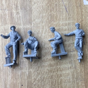 WWII Civilian Resin Soldier Model Kit: Unpainted 1/35 Scale (6 Figures)