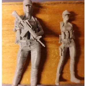 Female Soldier Miniature Unpainted Resin Model Figure Kit Scale 1-35