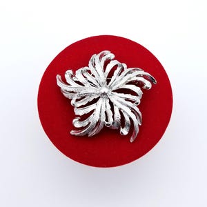 Coro Design Star Brooch Pin in Textured Silver Tone Metal Unsigned Vintage 1950s