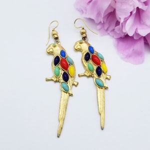 Etruskische Wiederbelebung, großer Papagei, mehrfarbige Strassohrringe im Goldton, Vintage 1960er Jahre