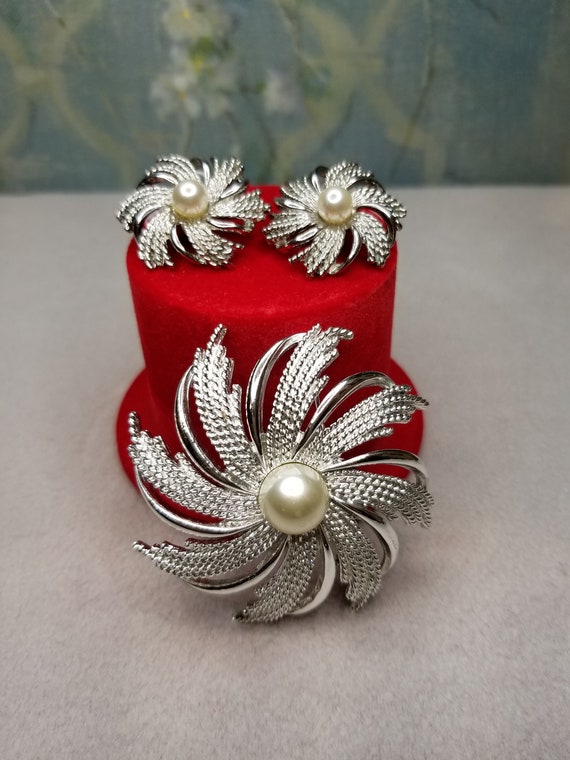 Pearly Peach Frog Brooch with Rhinestone Eyes
