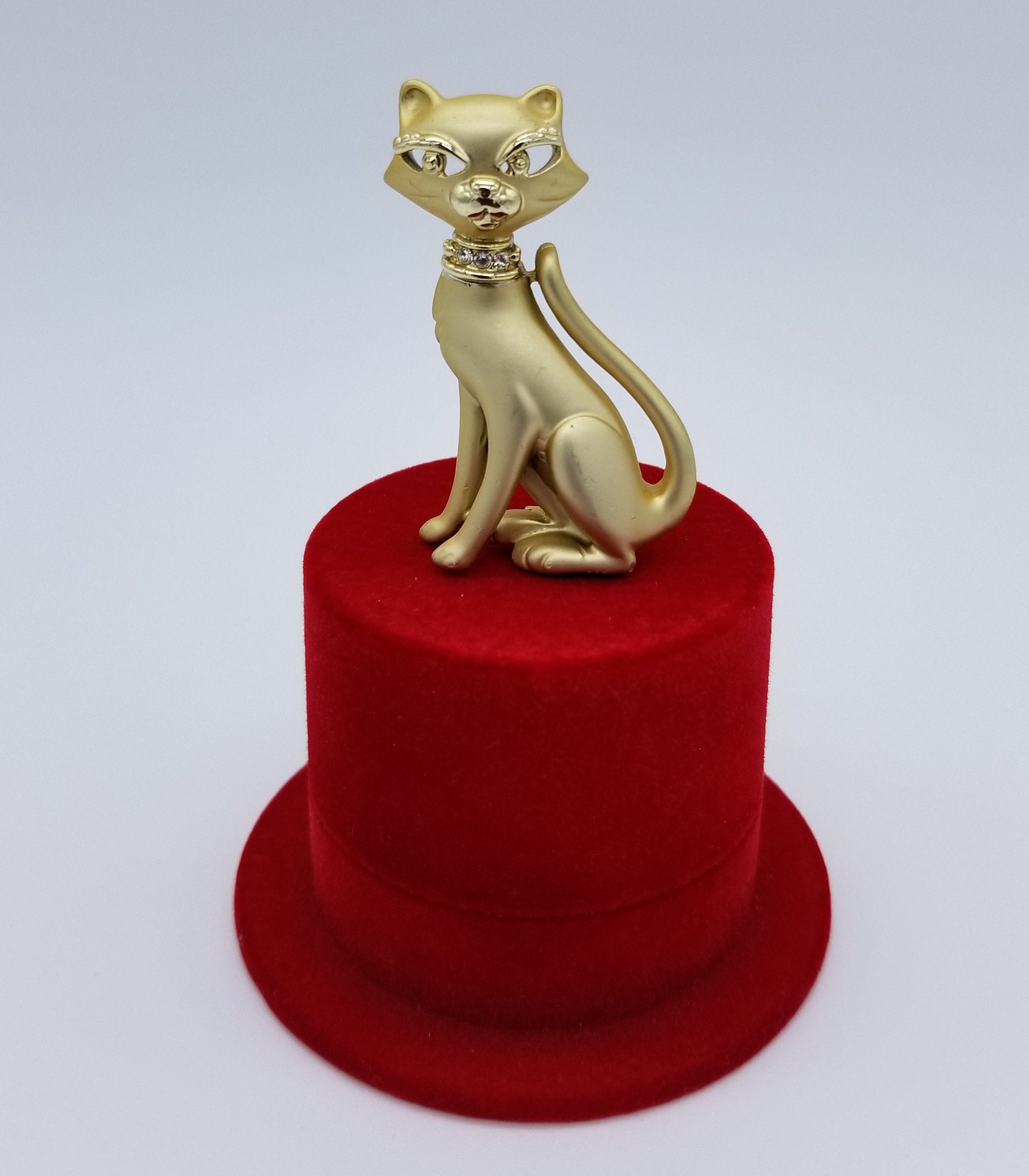 AJC Gold Tone Sitting Siamese Cat Brooch Pin with Rhinestone Collar, Vintage 1980s