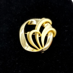 TARA Fifth Avenue Oval Shaped Brooch, Matte and Satin Gold, Vintage 1960s