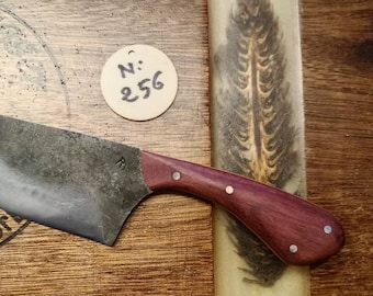 Handgeschmiedetes Messer. Natürliches Kochen, Naturausflug. Bubinga-Wälder. Handgefertigtes Messer.