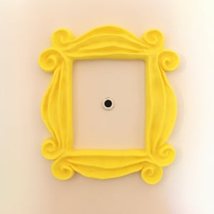 Freunde Dekor Guckloch Rahmen Geschenk 6,5 "x 7,5" Monica Gelbe Tür TV-Show Dekor 3D gedruckt