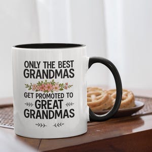 Nur die besten Omas werden zu großartigen Omas befördert Tasse | Blumengeschenk für Schwangerschaft oder Muttertag | Becher mit Farbe innen 11 oz