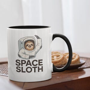 Taza de perezoso espacial / Diseño de perezoso astronauta / Idea de regalo para perezosos en el espacio / Arte divertido de animales galácticos / Estilo retro / Estilo vintage