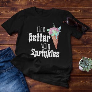 Das Leben ist besser mit Sprinkles T-Shirt | Skurriles Eistüte Design | Spaß Dessert Liebhaber Tee | Süßes Leckerli Geschenk