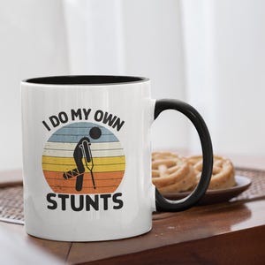 Je fais ma propre tasse de cascades | Cadeau drôle de blessure à la jambe cassée | Tasse à café humour béquille | Cadeau de rétablissement pour vos amis | Mug coloré à l&#39;intérieur de 11 oz