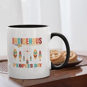 Tasse zum Tag der indigenen Völker | Tribal Feder Traumfänger Kaffeetasse | Eingeborenes Erbe Geschenk | Kultureller Stolz | Farbe im Becher 11 oz