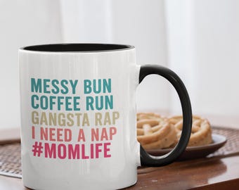 Caneca de café engraçada "Vida de Mãe": Coque Desarrumado, Rap Gangsta, Soneca - 11oz (cor interna)