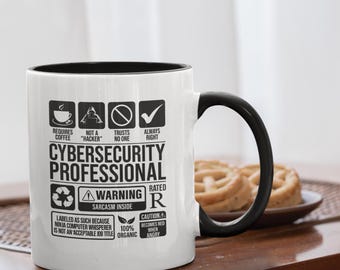 Taza de Profesional en Ciberseguridad: Humor sarcástico de TI, color en el interior