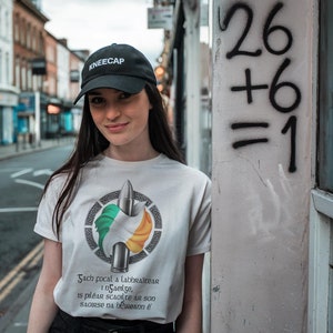 Kneecap - Cada palabra del irlandés hablada como gaélico Camiseta unisex en idioma irlandés ** ENVÍO GRATIS **