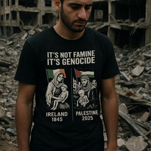 Puede incluir: Camiseta negra con el texto "IT'S NOT FAMINE IT'S GENOCIDE". La camiseta presenta ilustraciones de Irlanda en 1845 y Palestina en 2025, cada una con una bandera y figuras de personas.