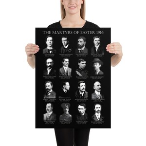 Op de afbeelding: Zwart-witte poster met de titel "The Martyrs of Easter 1916" en portretten van 16 mannen. Elk portret is voorzien van de naam van de man.