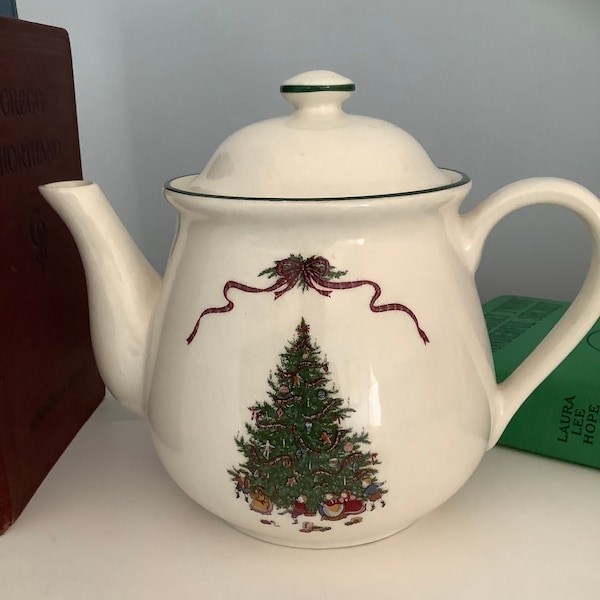 The Cellar O’Tannenbaum Christmas Ceramic Teapot with Lid 1992 Japan
