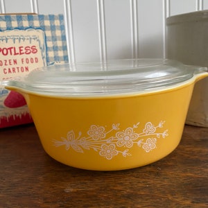 Pyrex Butterfly Gold Redesign Casserole Dish with Lid 472 B 1979-1981 MCM Kitchen