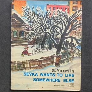 Op de afbeelding: Een vintage boekomslag met een winterscène-illustratie. De omslag toont een kind dat sleeën, een hond en een besneeuwd landschap met gebouwen en bomen. De titel luidt "SEVKA WIL ELDERS WONEN" door G. Yurmin.