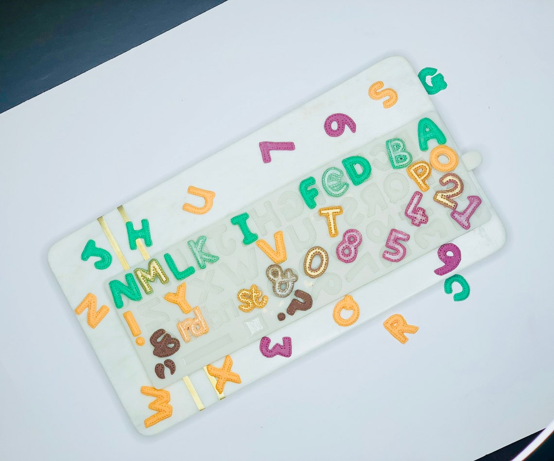 faits au moule 5 lettres