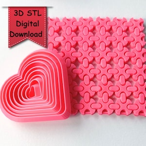 Puede incluir: Conjunto rosa de descarga digital 3D STL con cortadores de galletas en forma de corazón de varios tamaños y un patrón texturizado. Los cortadores están anidados entre sí, y el patrón tiene un diseño geométrico repetitivo. El texto "3D STL Digital Download" está en una pancarta roja.