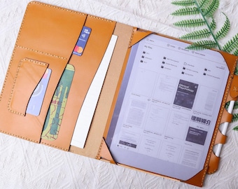Op de afbeelding: Lichtbruine leren folio met kaartsleuven en een documentvak. Het bevat een digitale tablet met een documentenlijst. Een pen is aan de zijkant bevestigd. De folio is ontworpen voor organisatie en het dragen van benodigdheden.