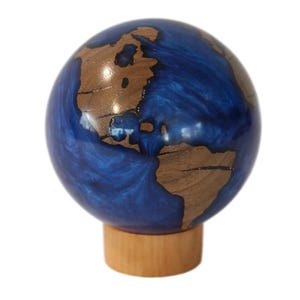 Pequeño globo de resina/epoxi torneado en madera