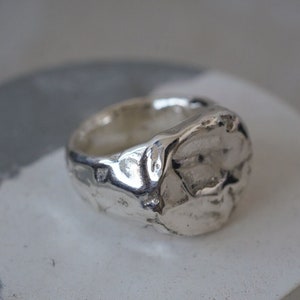 Bague pleine lune, bague en argent fondu, chevalière moderne, chevalière unique, bague en argent texturée, grosse bague personnalisée image 1