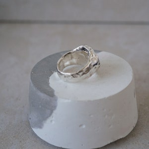 Bague pleine lune, bague en argent fondu, chevalière moderne, chevalière unique, bague en argent texturée, grosse bague personnalisée image 7