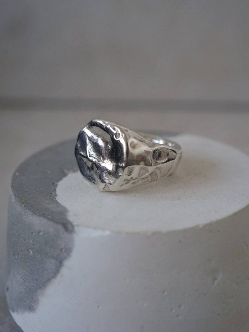 Bague pleine lune, bague en argent fondu, chevalière moderne, chevalière unique, bague en argent texturée, grosse bague personnalisée image 2