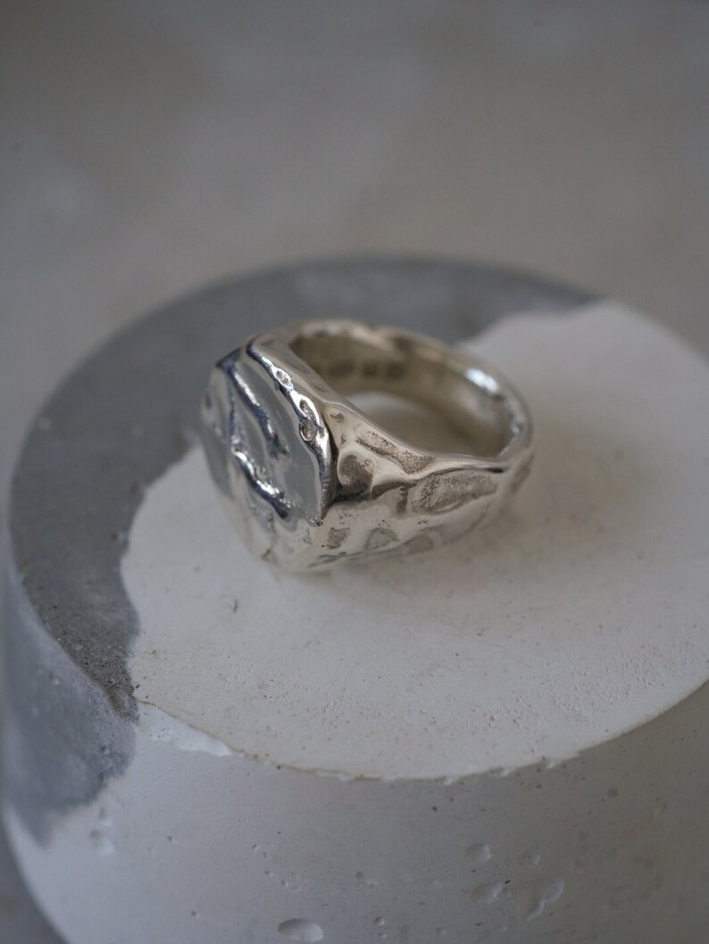 Bague pleine lune, bague en argent fondu, chevalière moderne, chevalière unique, bague en argent texturée, grosse bague personnalisée image 3