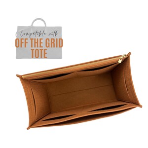 Könnte beinhalten: Ein brauner Filz-Taschenorganizer mit mehreren Fächern und einem Reißverschluss. Der Organizer ist kompatibel mit der "Off the Grid Tote" Tasche.