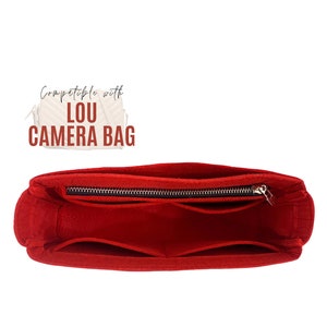 Puede incluir: Organizador de bolso de cámara de fieltro rojo con múltiples compartimentos y cierre de cremallera. Compatible con el bolso de cámara Lou.