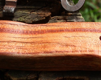 Schlüsselanhänger aus  Pflaumenbaumholz, Fingerschmeichler mit viel Struktur beidseitig, streichelweich geschliffen