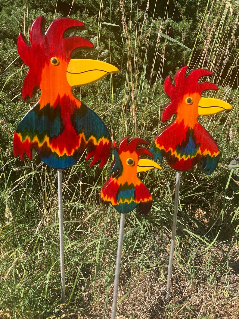 Fröhlich bunte Gartenstecker aus Holz. Fantasie Vogel, Gartendekoration auch als Geschenk für Balkon und Terrasse Bild 2