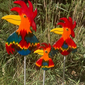 Fröhlich bunte Gartenstecker aus Holz. Fantasie Vogel, Gartendekoration auch als Geschenk für Balkon und Terrasse Bild 3