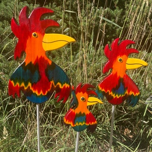 Fröhlich bunte Gartenstecker aus Holz. Fantasie Vogel, Gartendekoration auch als Geschenk für Balkon und Terrasse Vogel Fips klein