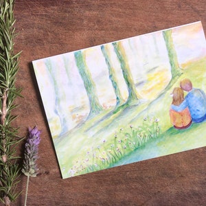 Grußkarte mit Umschlag - Blanko - Paar umarmt mit Blick auf einen Wald - 12x18cm