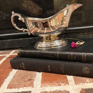 Stunning vintage silver plated savory sauce boat 4.5x8”