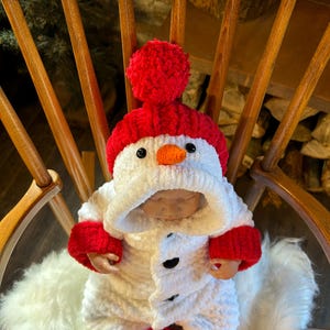 Hand-Knitted Gender-Neutral Christmas Snowman Baby Romper Costume – Perfect Holiday Gift for Babies, Toddlers, and Expecting Parents
