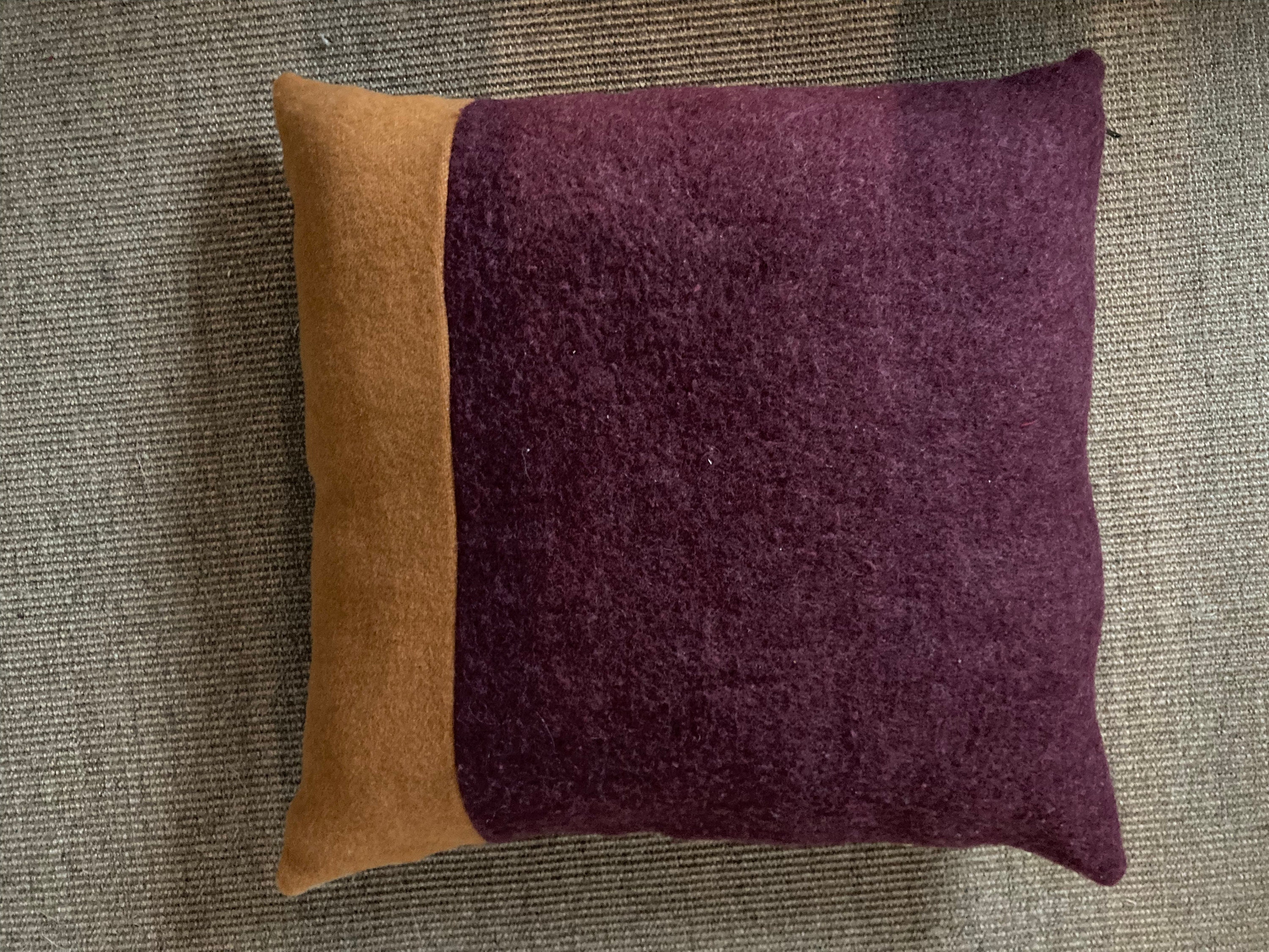 Géométrie Épurée - Housse de Coussin Laine Vintage, Re-Mélangée avec Nouvelles Finitions et Détails 