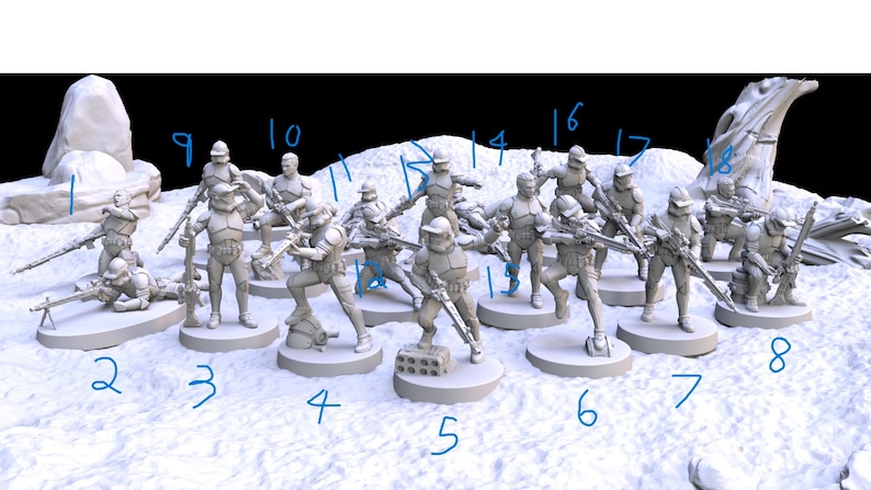 Op de afbeelding: Een verzameling onbeschilderde miniatuurfiguren van soldaten in gevechtshoudingen. De figuren staan in verschillende houdingen, sommige knielend, sommige staand en sommige die wapens richten. De sc&egrave;ne speelt zich af op een wit, getextureerd oppervlak.